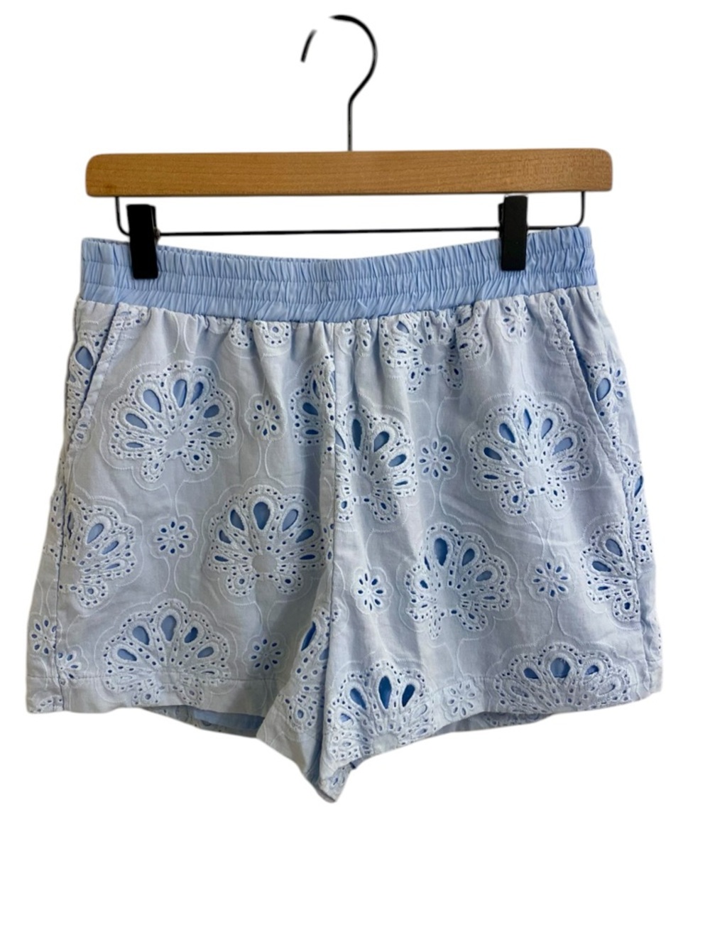 VESTIQUE EYELET SEASHELL EMBROIDERED FLORAL SHORTS BABY BLUE SIZE MEDIUM ELASTIC